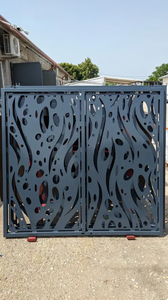 Antracit színű lézervágott kerítés panel zártszelvény keretbe, absztrakt vonalakkal és buborék, kör alakokkal.