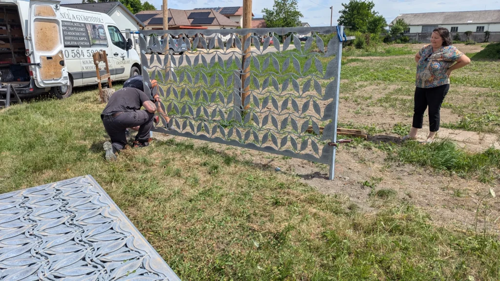 Horganyzott 3 méter széles és 1,5 méter magas panel felszerelése munkásokkal.